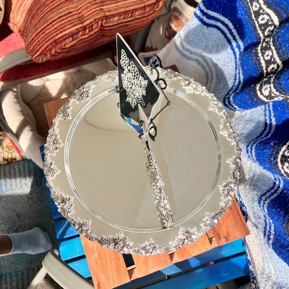 GODINGER SILVER PLATED APPLIED BORDER CAKE PLATE WITH STAND & SERVER - Picture 1 of 12